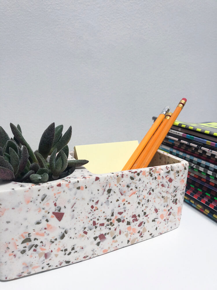 Organisateur de bureau avec deux compartiments pour crayons et papiers avec motifs terrazo