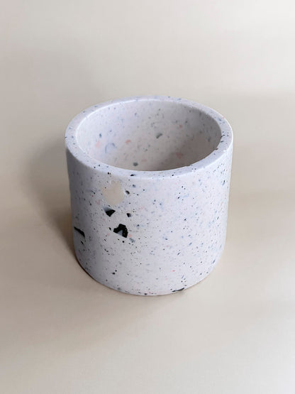 Un mini cache-pot avec motifs terrazo sans plante
