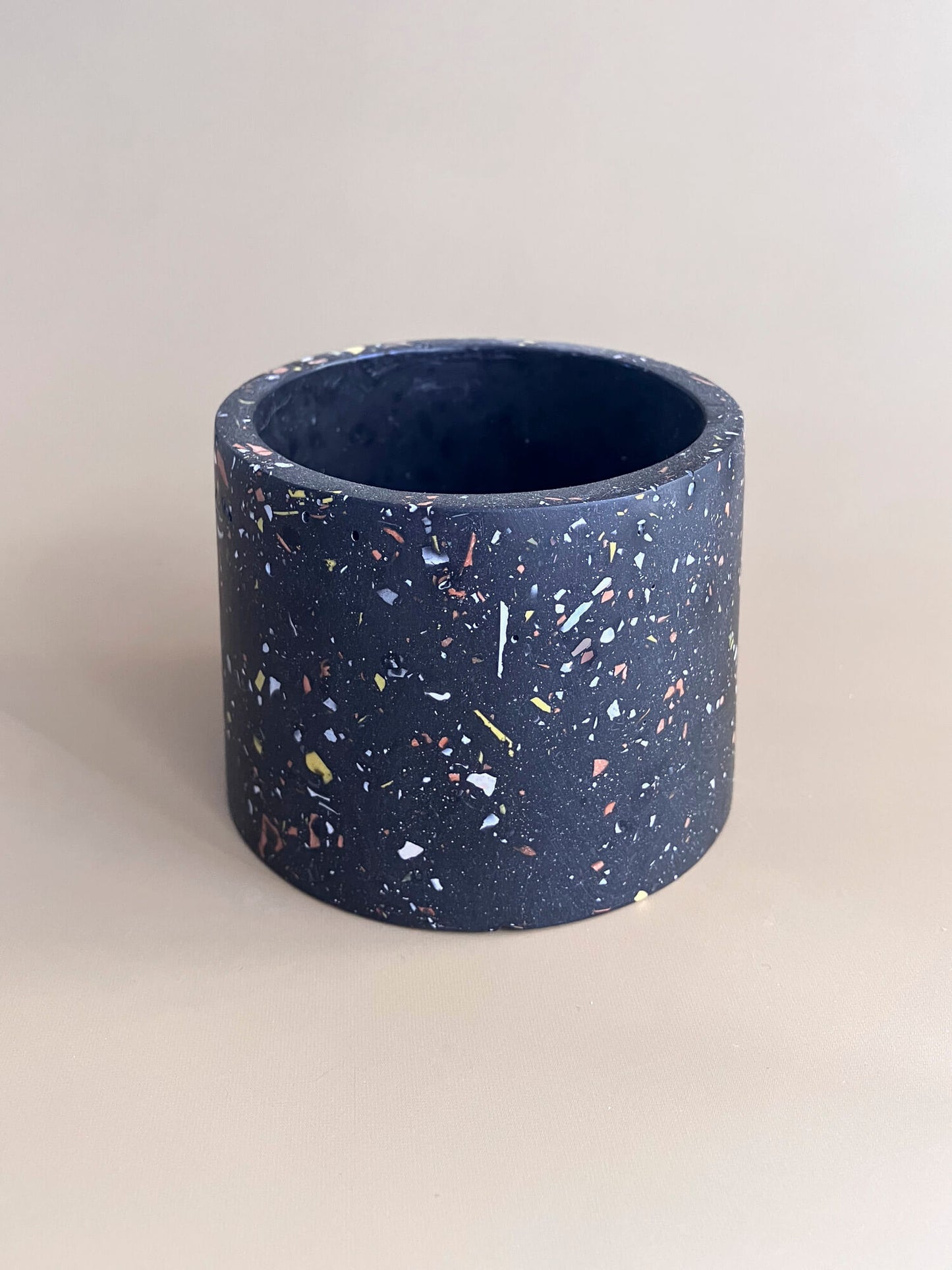 Mini cache-pot noir avec terrazzo sans plante