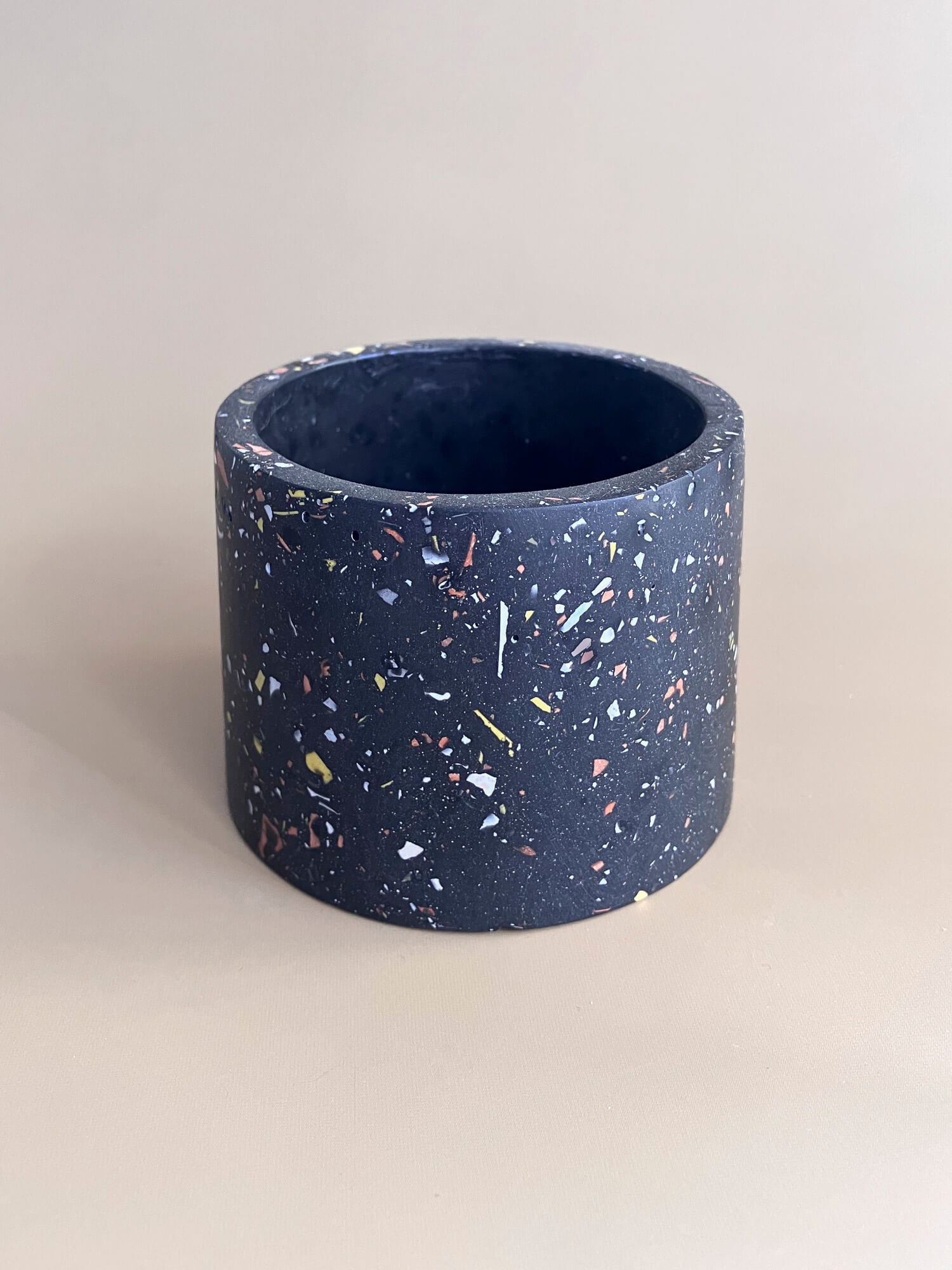Mini cache-pot noir avec terrazzo sans plante